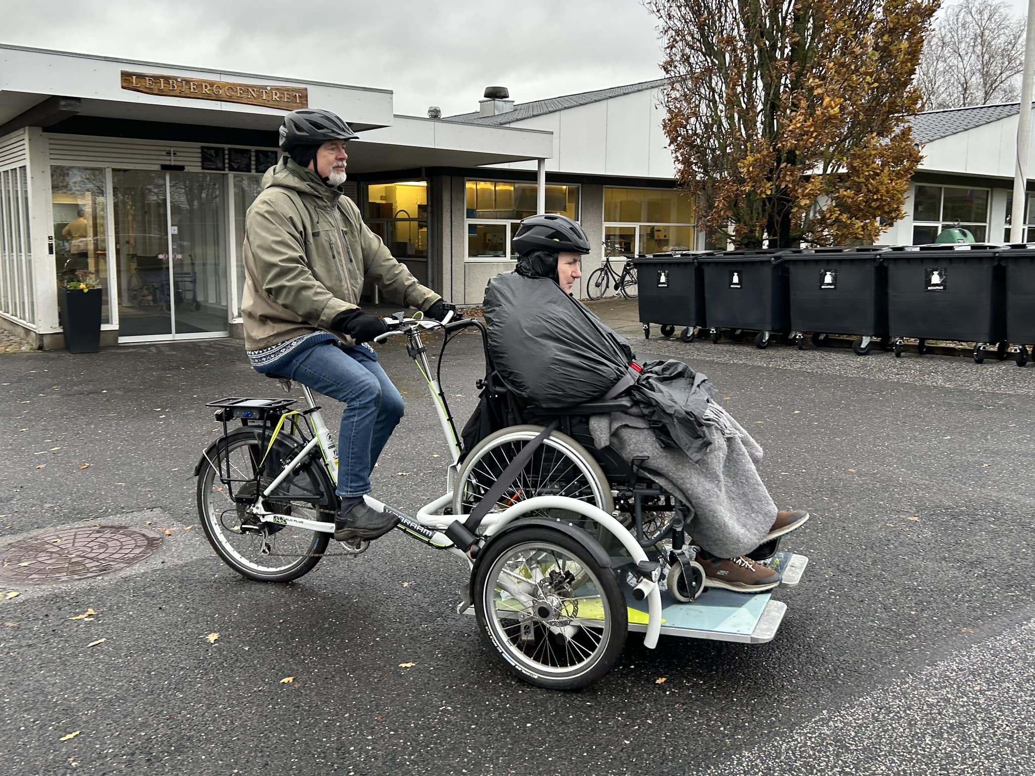 Bruno og Benny der cykler.