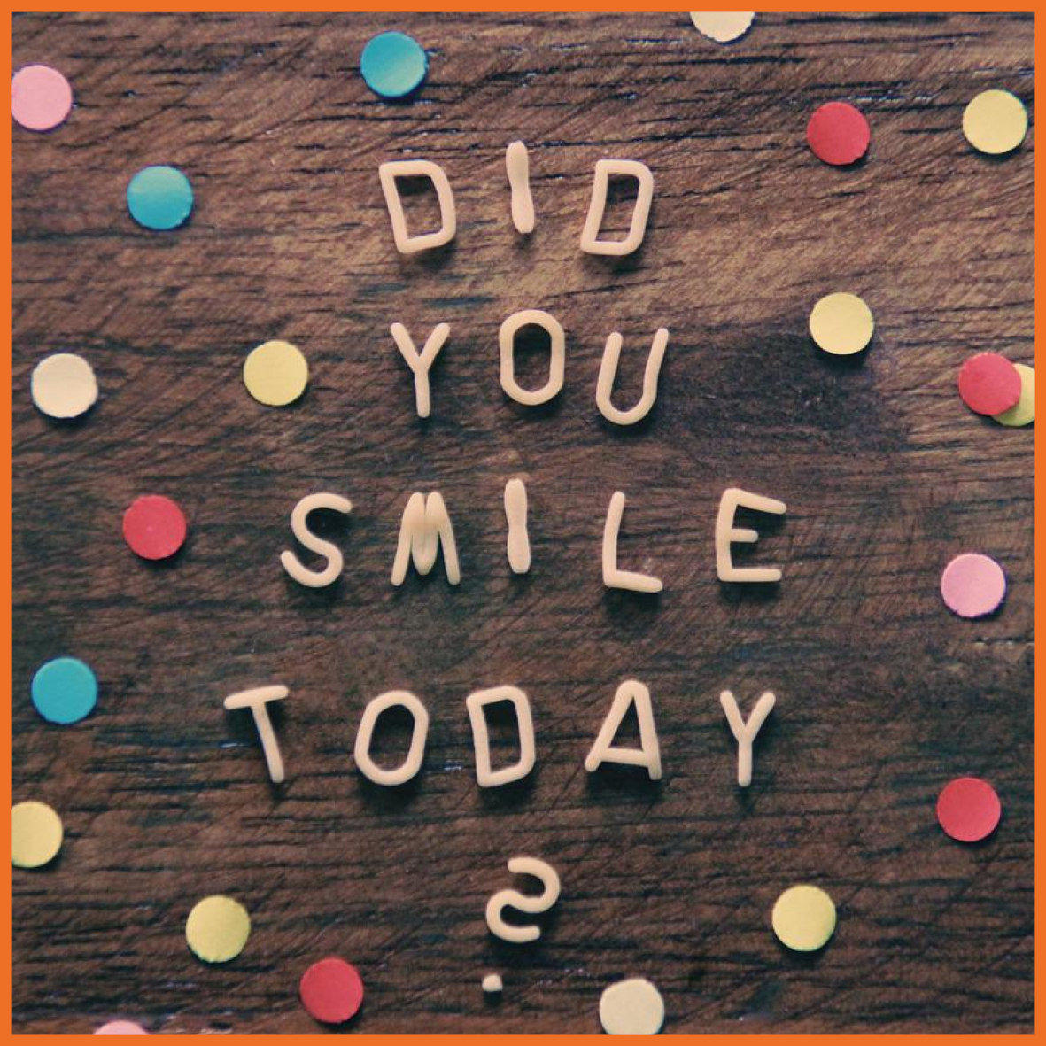 Billede af farvede prikker og tekst hvor der står "Did you smile today?".