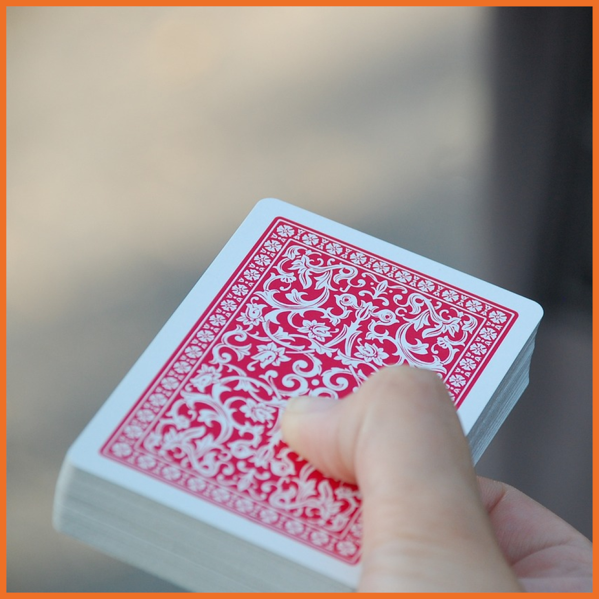 Billede af en hånd der holder spillekort.