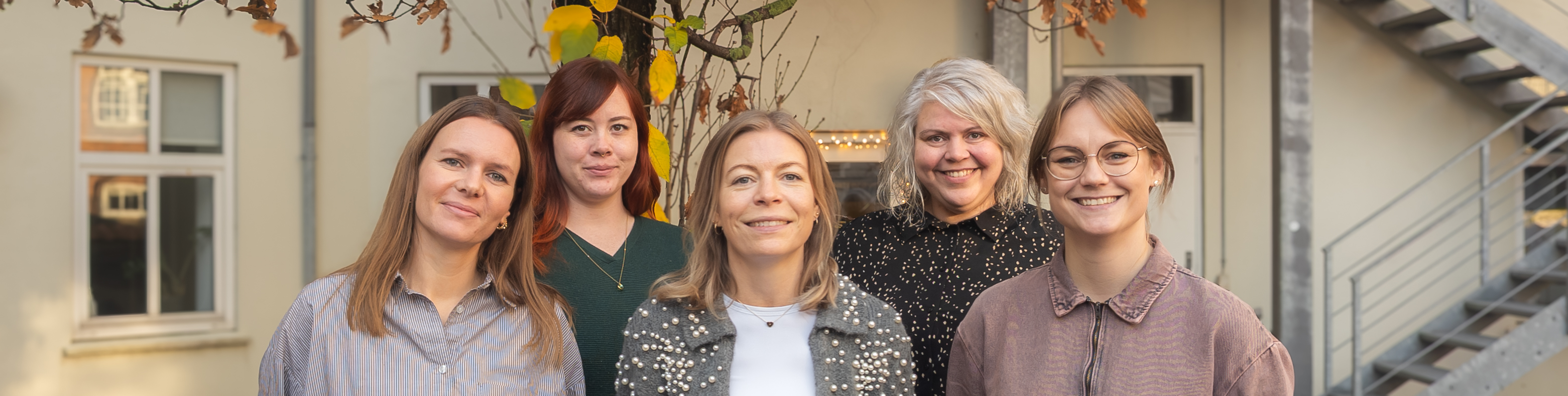 Billede af Aalborg FRI-TIDs ansatte. Fra højre: Pernille, Maria, Lise, Caja og Anne Sophie.