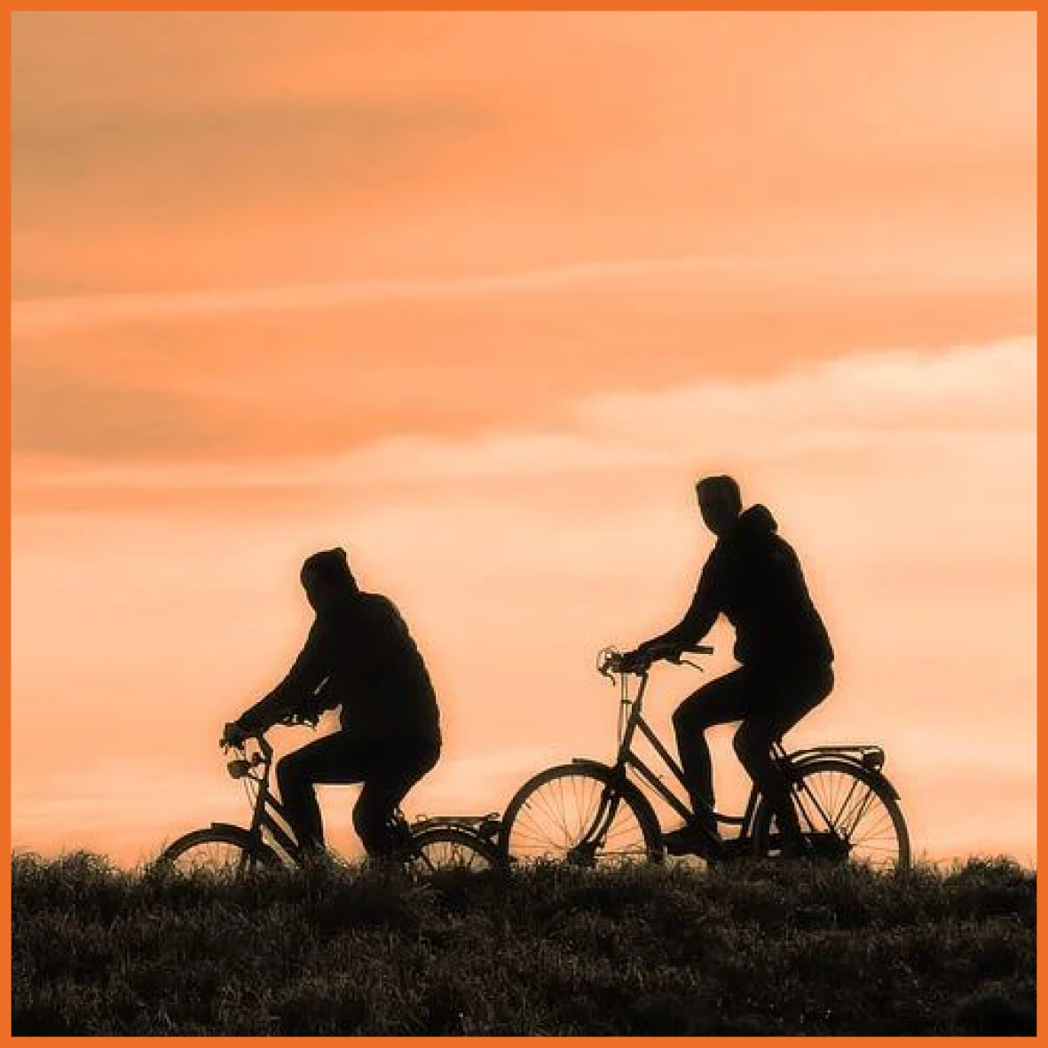 Billede af to der cykler sammen.