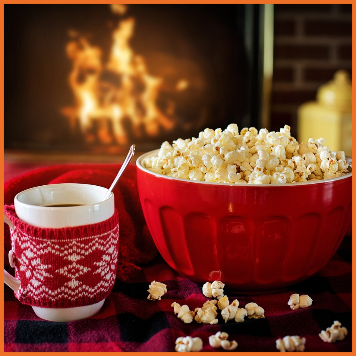 Billede af en skål med popcorn og en kop.