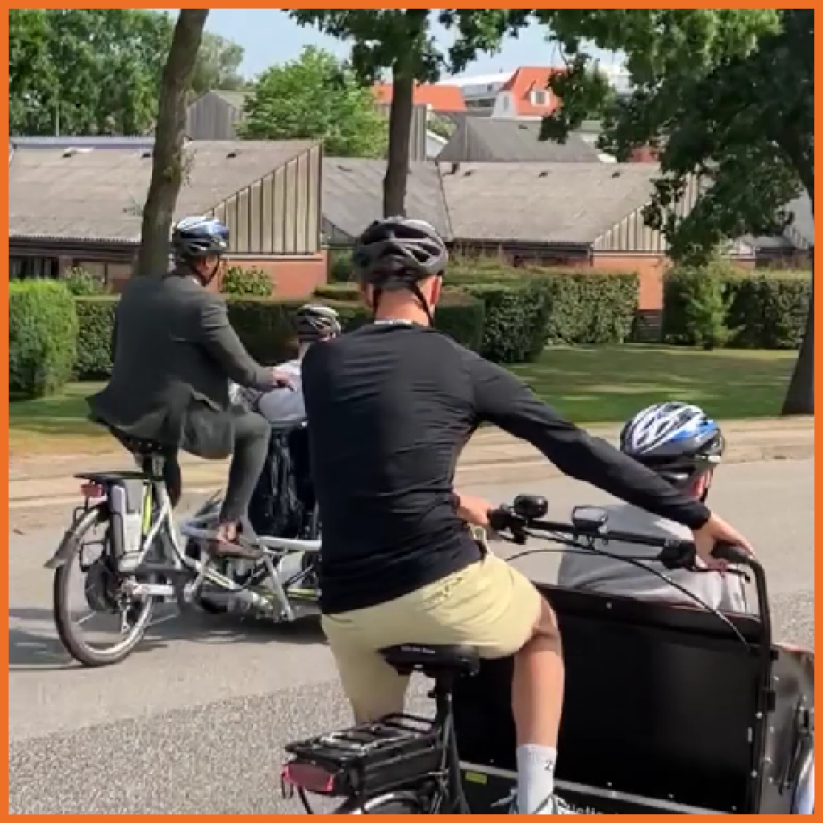 Billede af to mænd der cykler med to personer i en ladcykel.